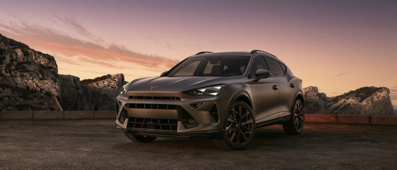 Cupra Formentor VZ gris mate al atardecer en un mirador de montaña