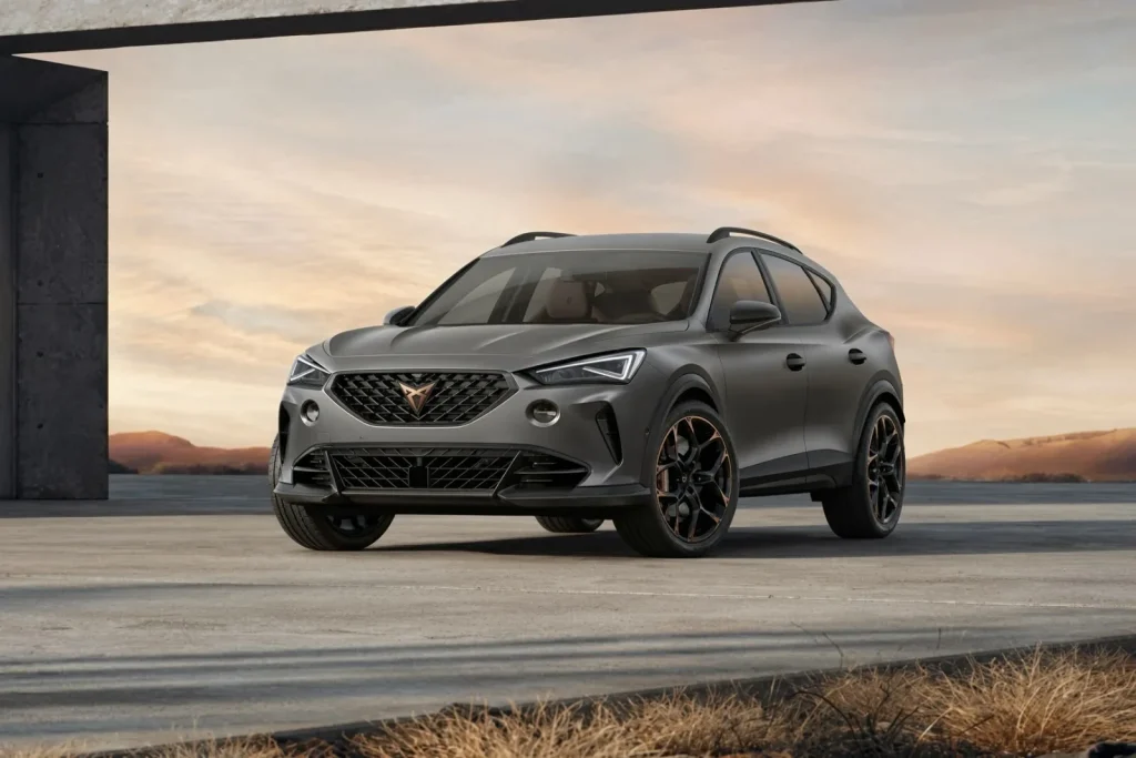 Cupra Formentor VZ gris mate con llantas cobre, vista frontal tres cuartos