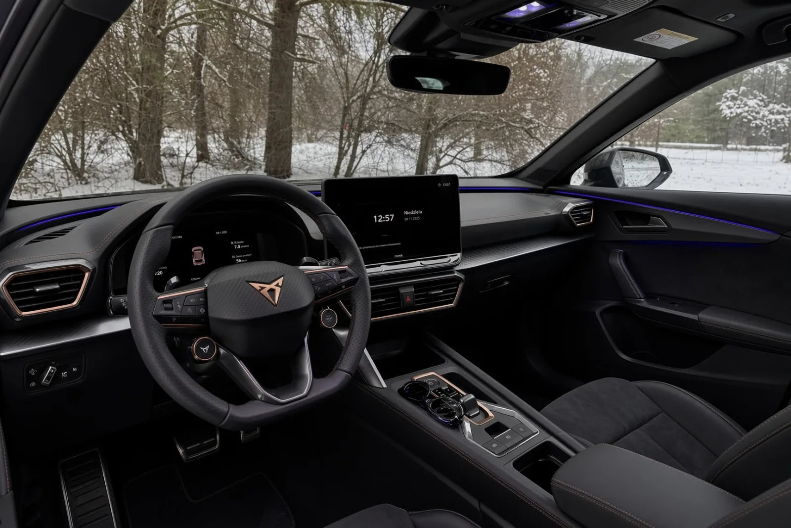 Interior del Cupra Formentor VZ con volante deportivo, pantalla central y detalles cobre