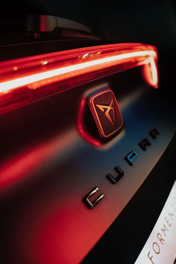 Piloto trasero LED rojo y logotipo cobre de un SUV deportivo, detalle