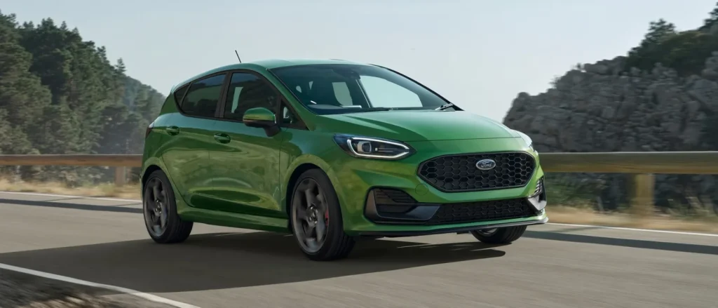 Ford Fiesta ST 2022 verde de cinco puertas en carretera de montaña