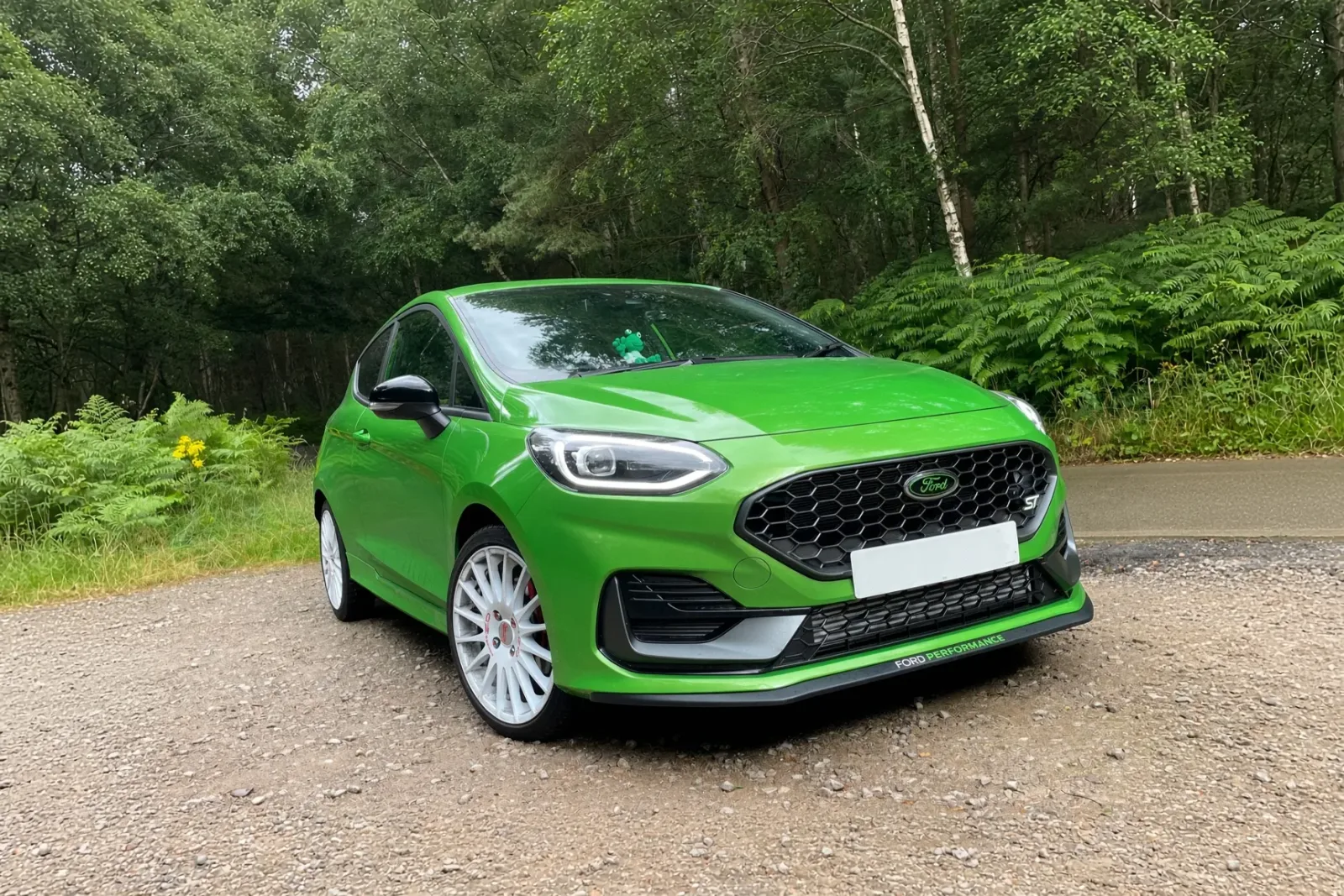 Ford Fiesta ST 2022 verde con llantas blancas, vista frontal tres cuartos