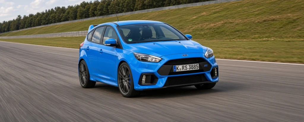 Ford Focus RS Mk3 azul circulando de frente por un circuito