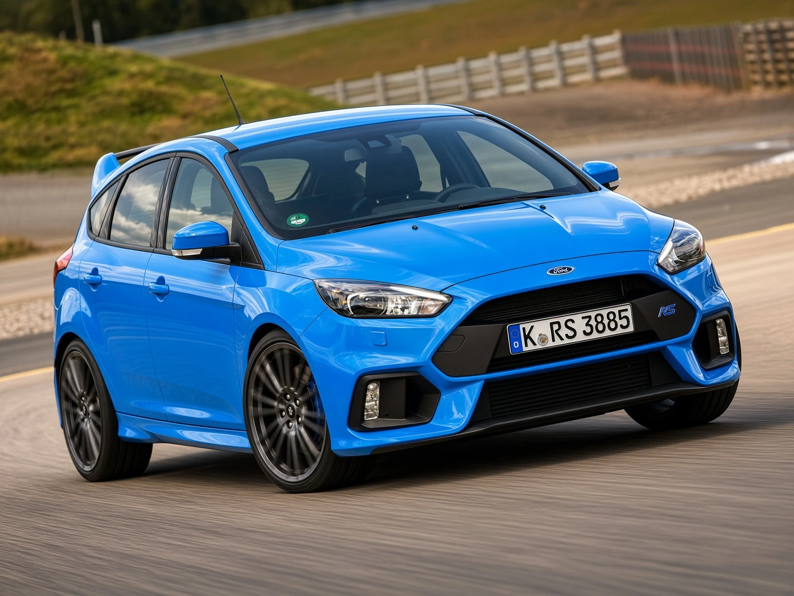 Hot hatch azul trazando una curva de circuito