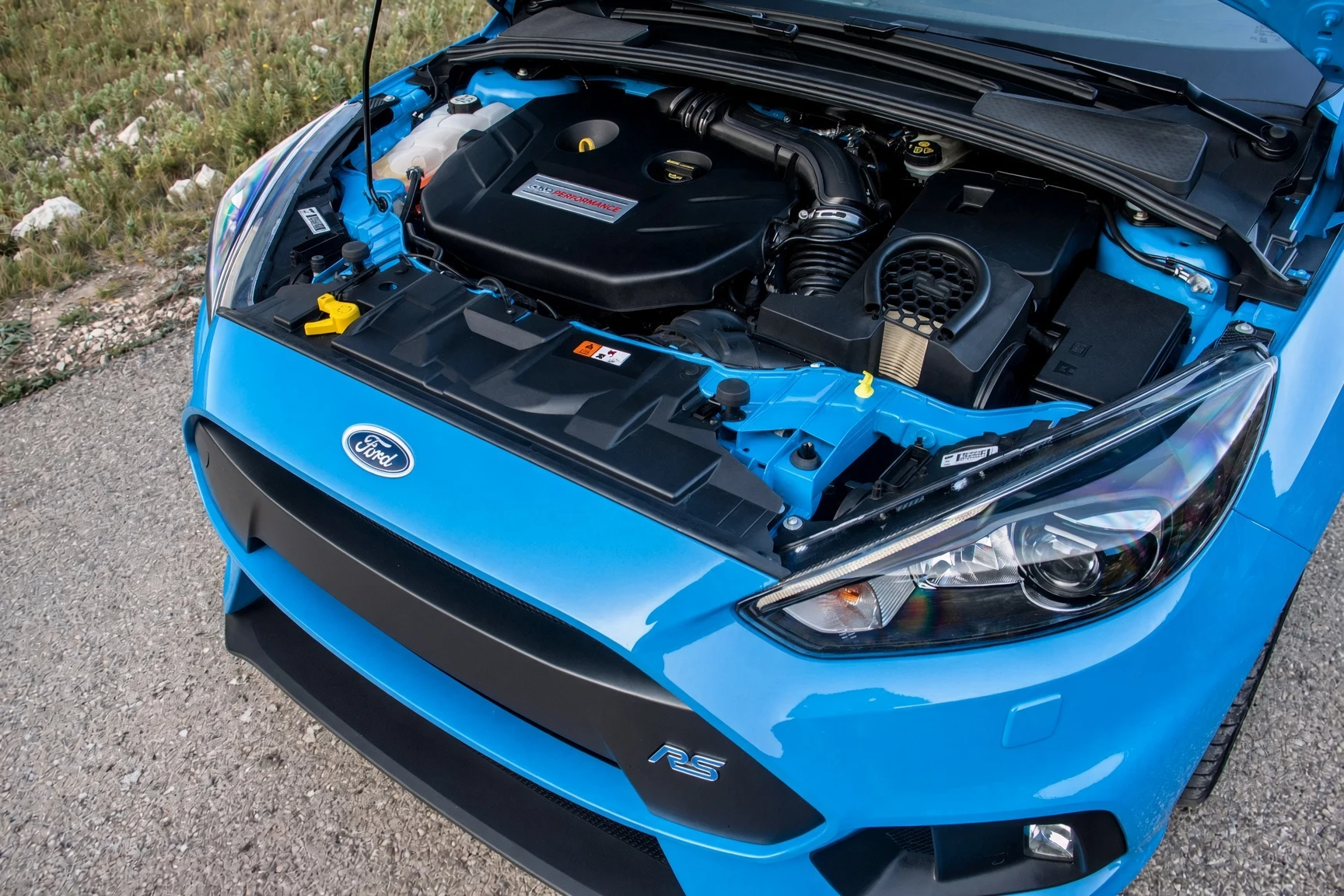 Motor 2.3 EcoBoost del Ford Focus RS Mk3 con la tapa Ford Performance, vista del vano motor