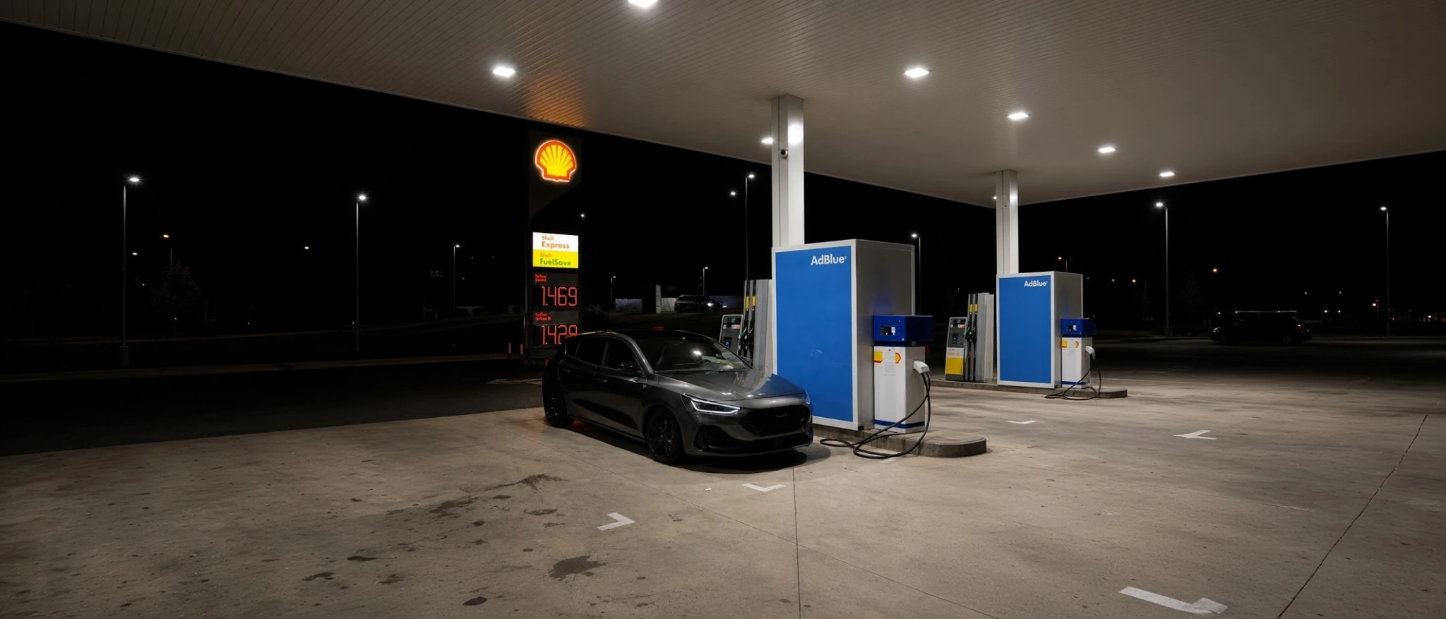Ford Focus ST Mk4 en una gasolinera de noche