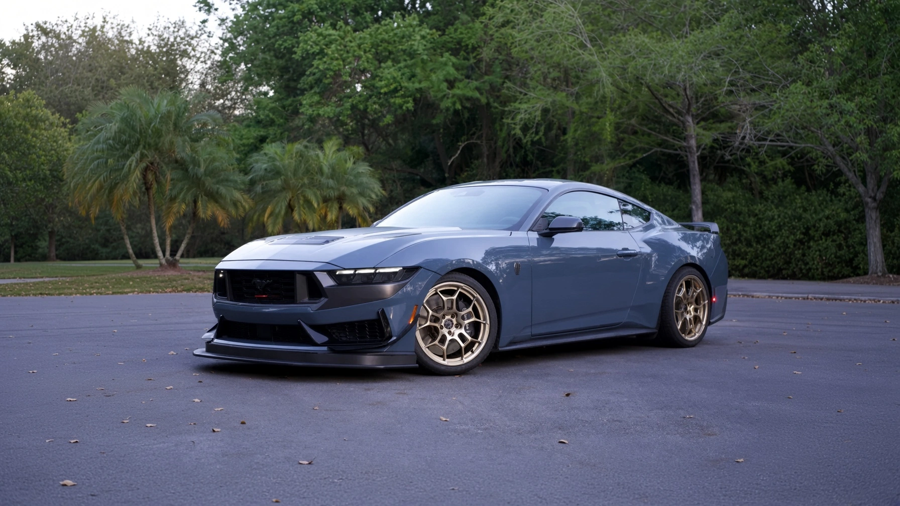 Ford Mustang S650 azul con llantas de posventa color bronce, vista frontal tres cuartos