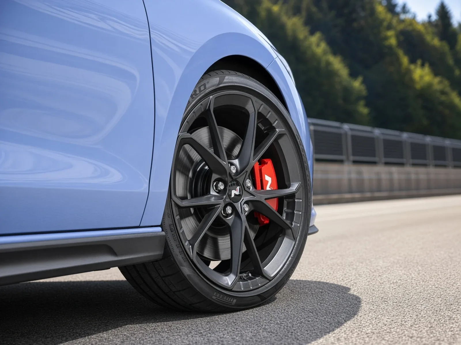 Llanta oscura con logo N, neumático Pirelli P Zero y pinza de freno roja de un Hyundai i20 N