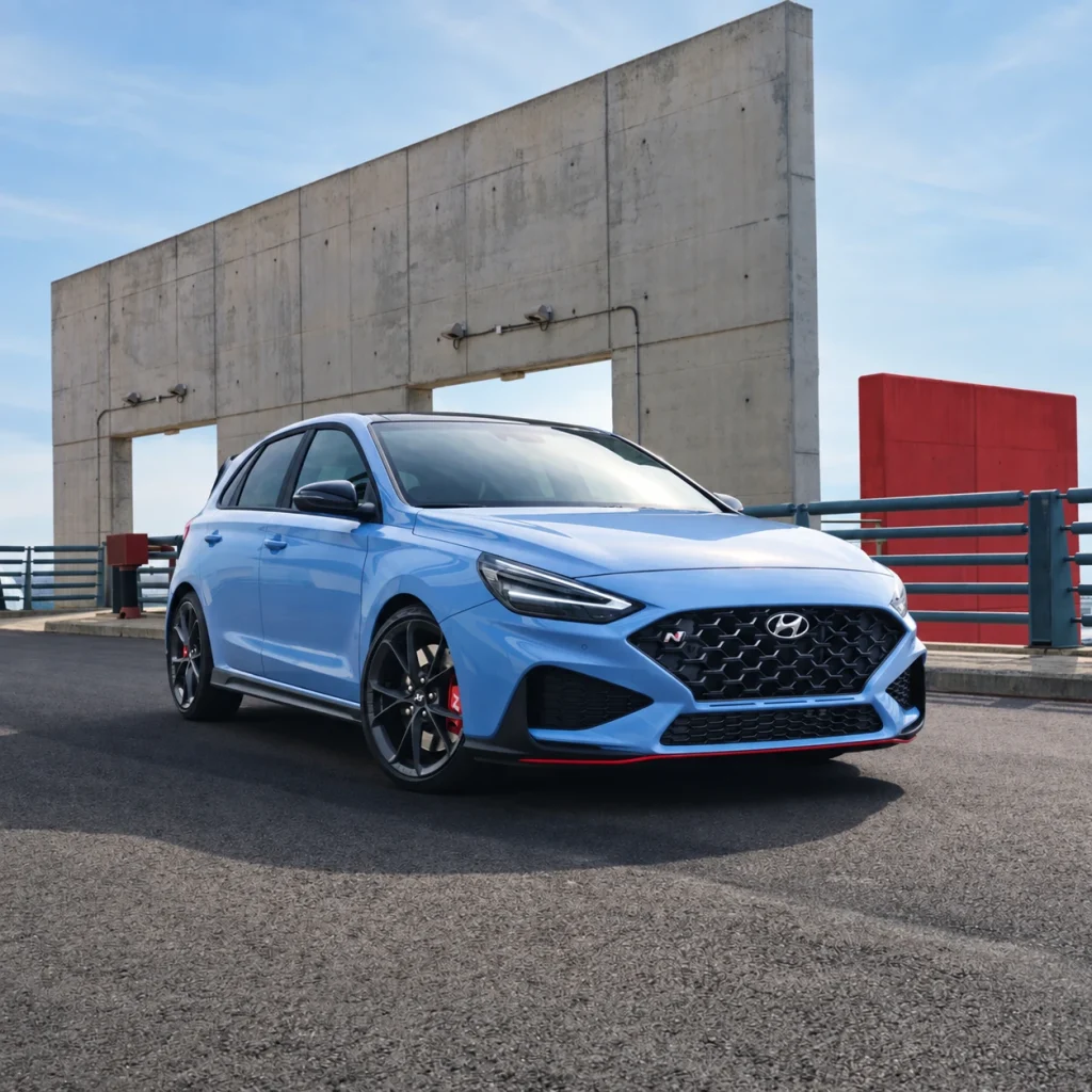 Hyundai i30 N Performance azul en entorno industrial