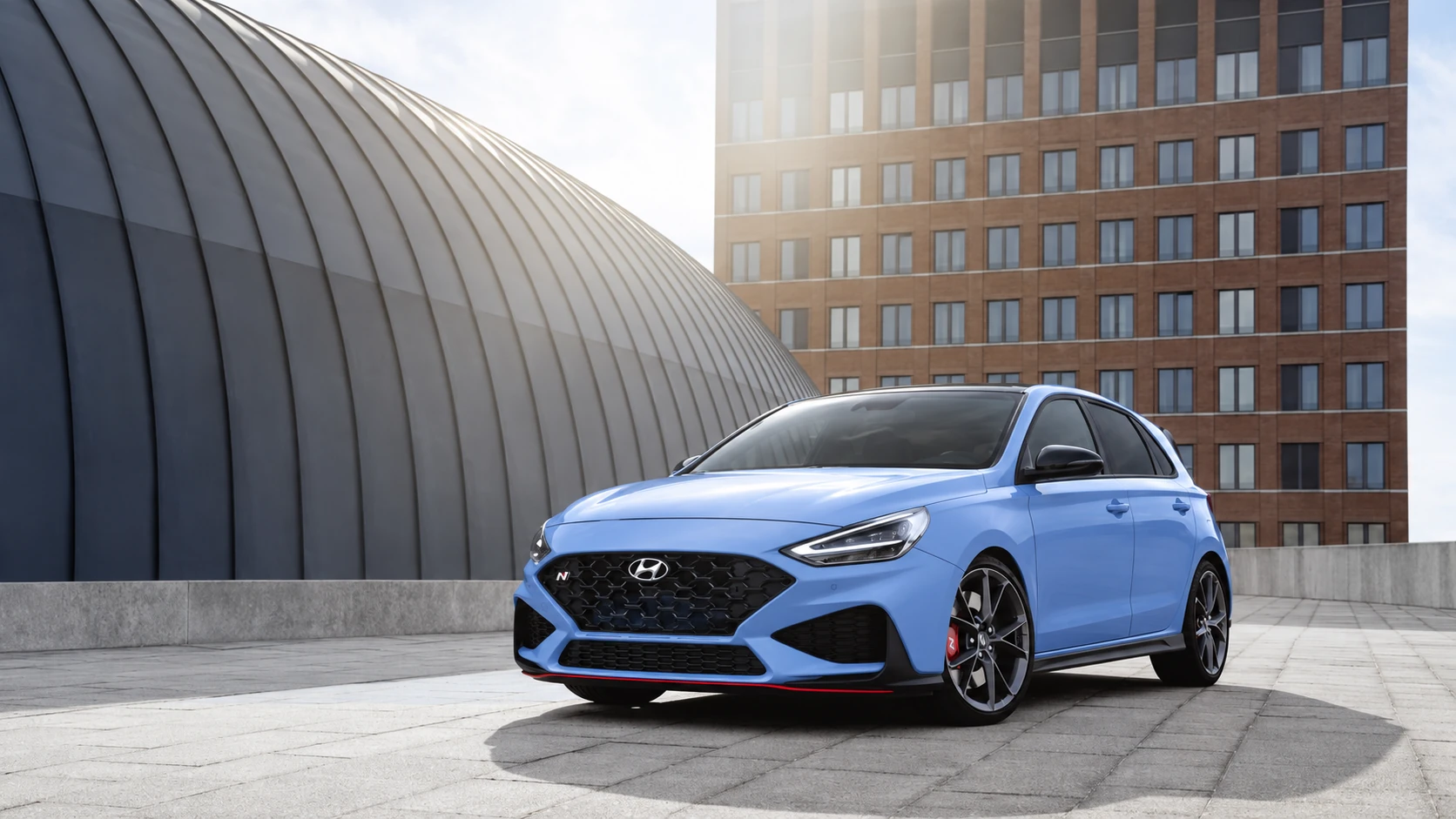Hyundai i30 N Performance azul en entorno urbano