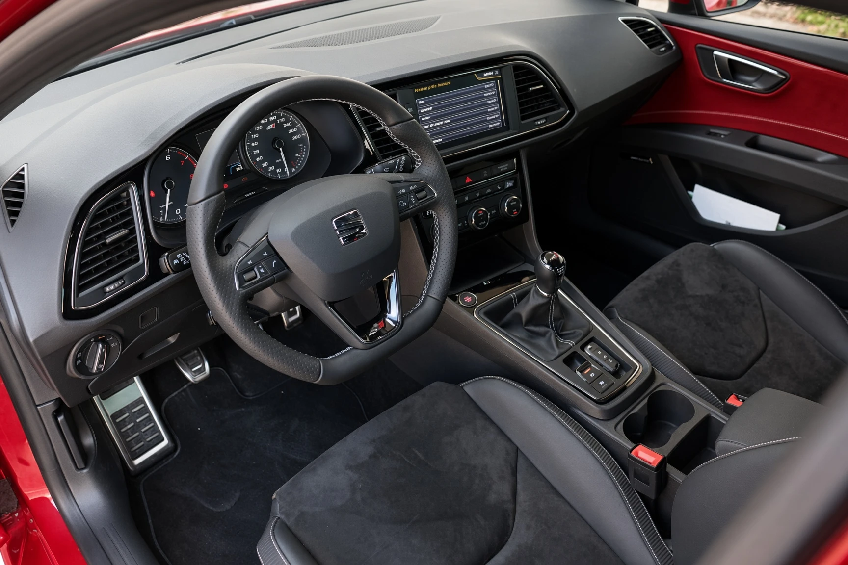 Interior del SEAT León Cupra con volante deportivo, asientos de alcántara y cambio manual de seis marchas