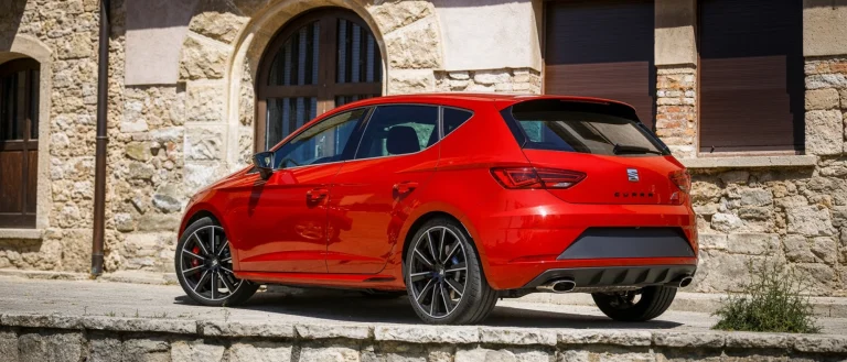 SEAT León Cupra 300 rojo, vista lateral trasera