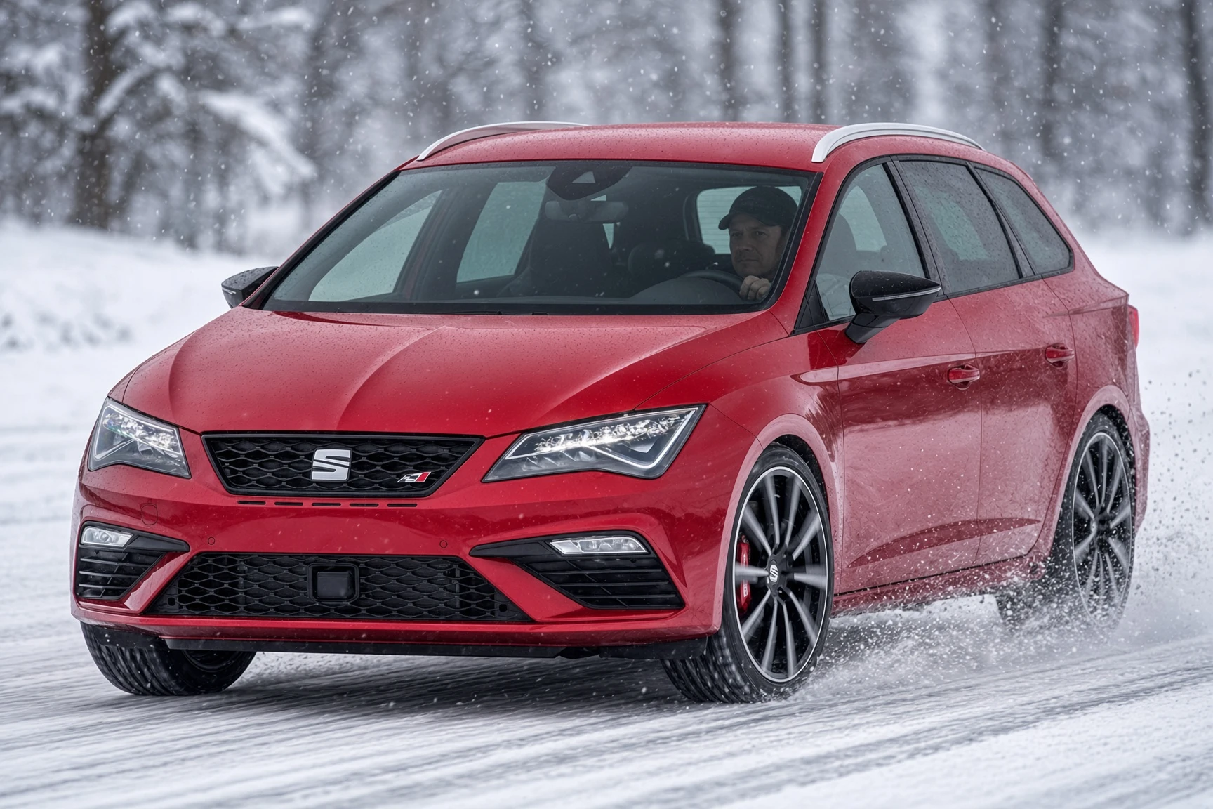 SEAT León Cupra ST rojo circulando sobre nieve con llantas negras y pinzas de freno rojas