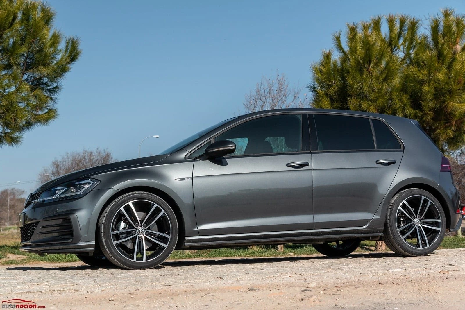 Volkswagen Golf GTD Mk7.5 gris en perfil lateral con llantas de aleación bicolor