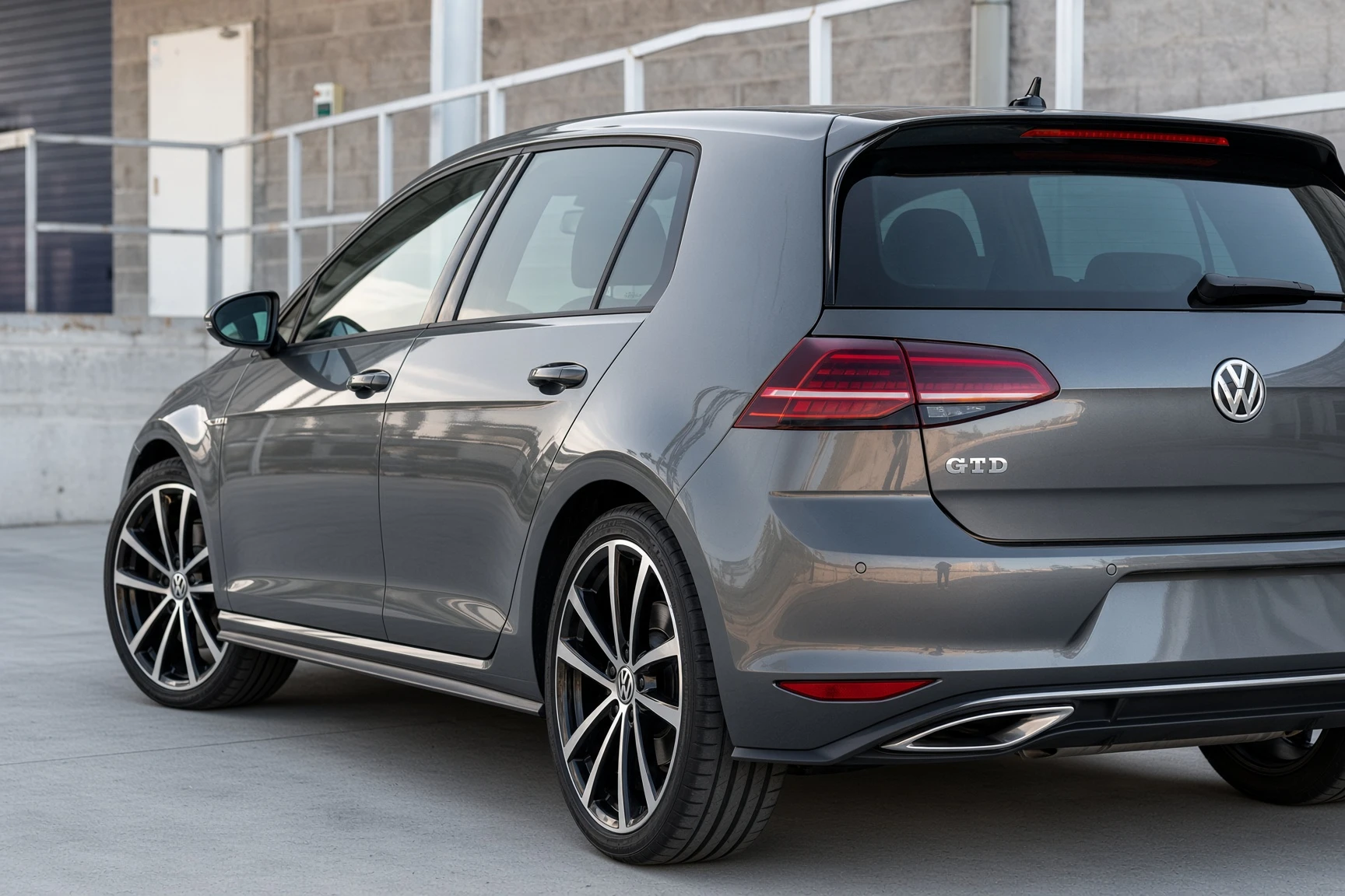 Volkswagen Golf GTD Mk7.5 gris visto desde atrás con el escape doble y el anagrama GTD