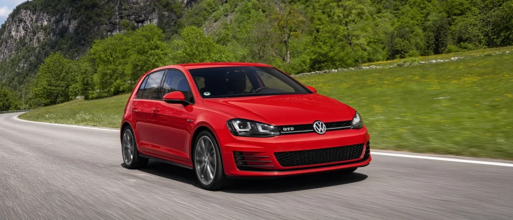 Volkswagen Golf GTD Mk7 rojo en carretera, vista frontal