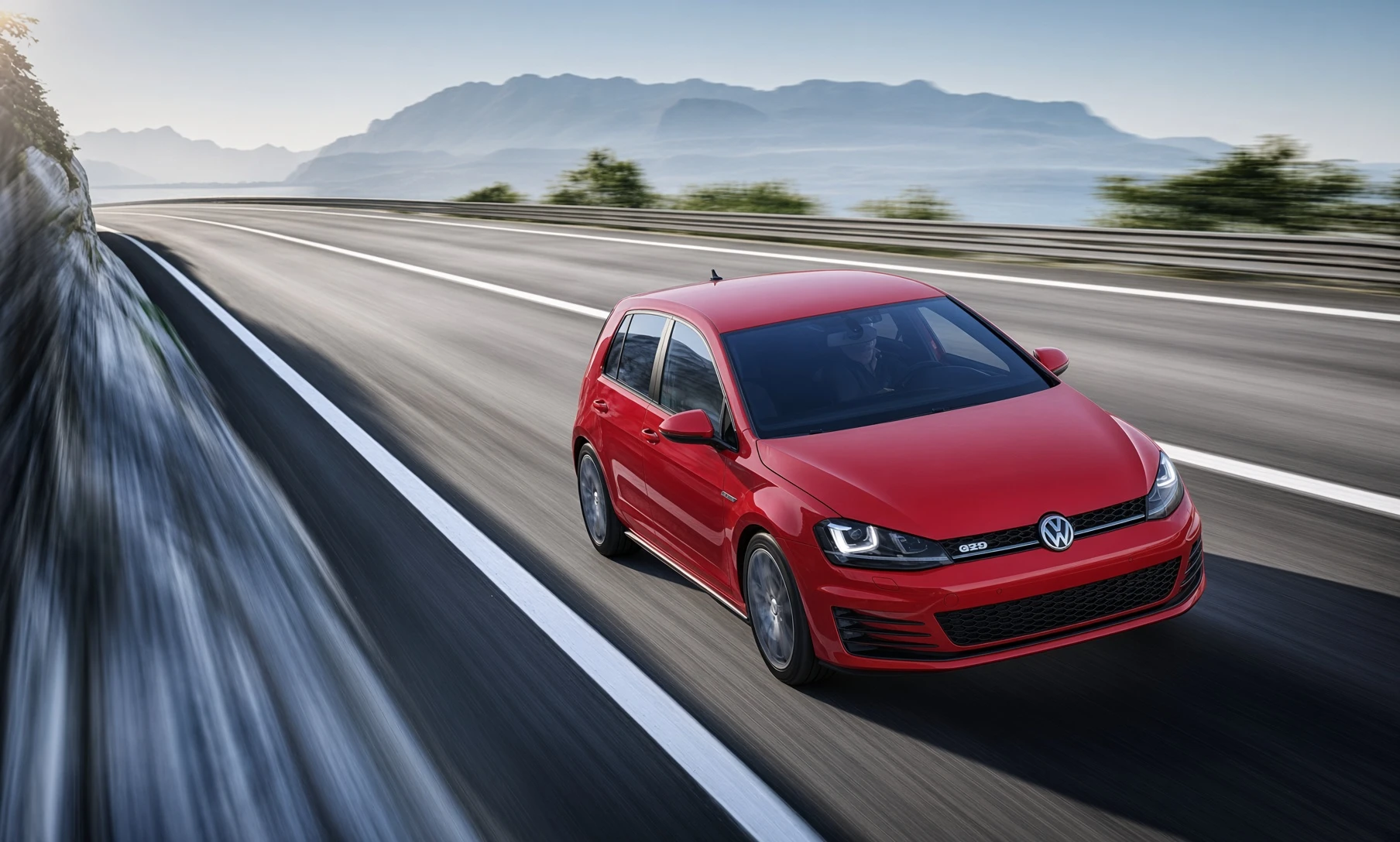 Volkswagen Golf GTD Mk7 rojo circulando por una carretera de costa vista desde arriba