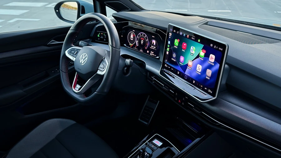 Interior del Golf GTI Mk8 con cuadro digital y pantalla central con Apple CarPlay