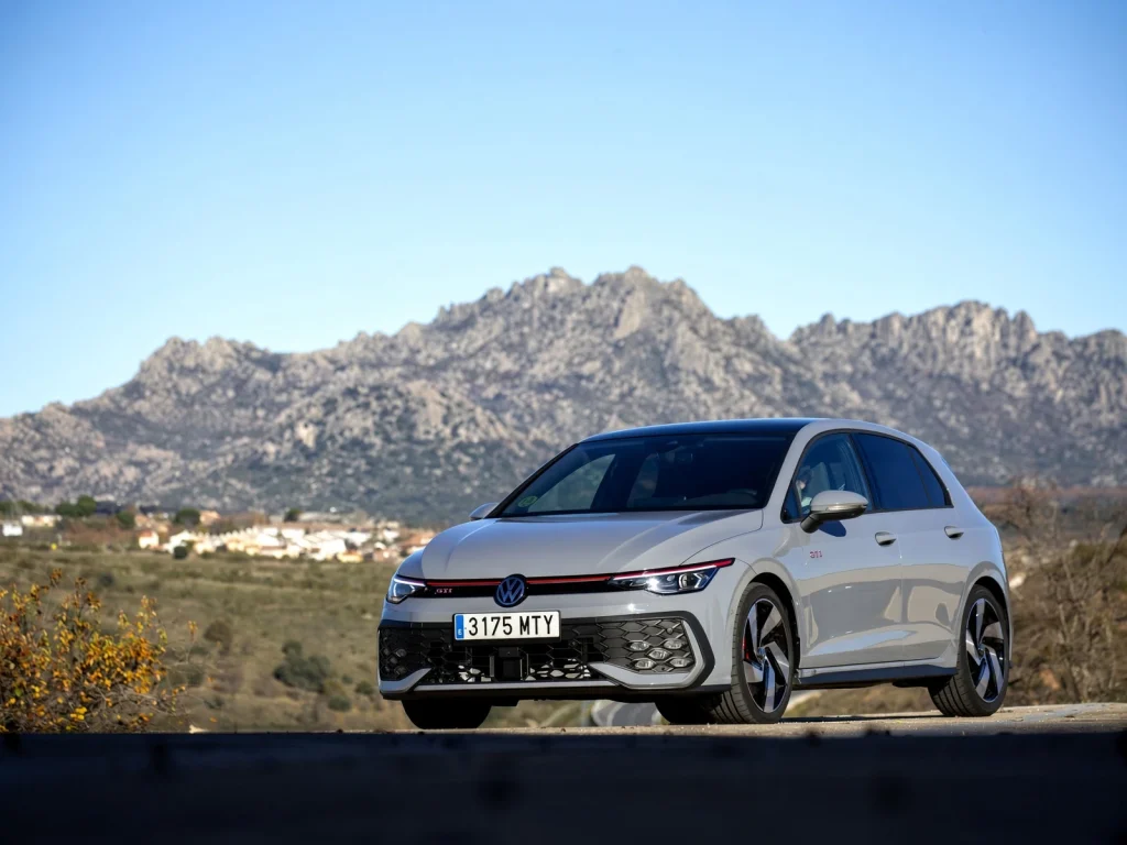 Volkswagen Golf GTI Mk8 245 CV en un paisaje de montaña