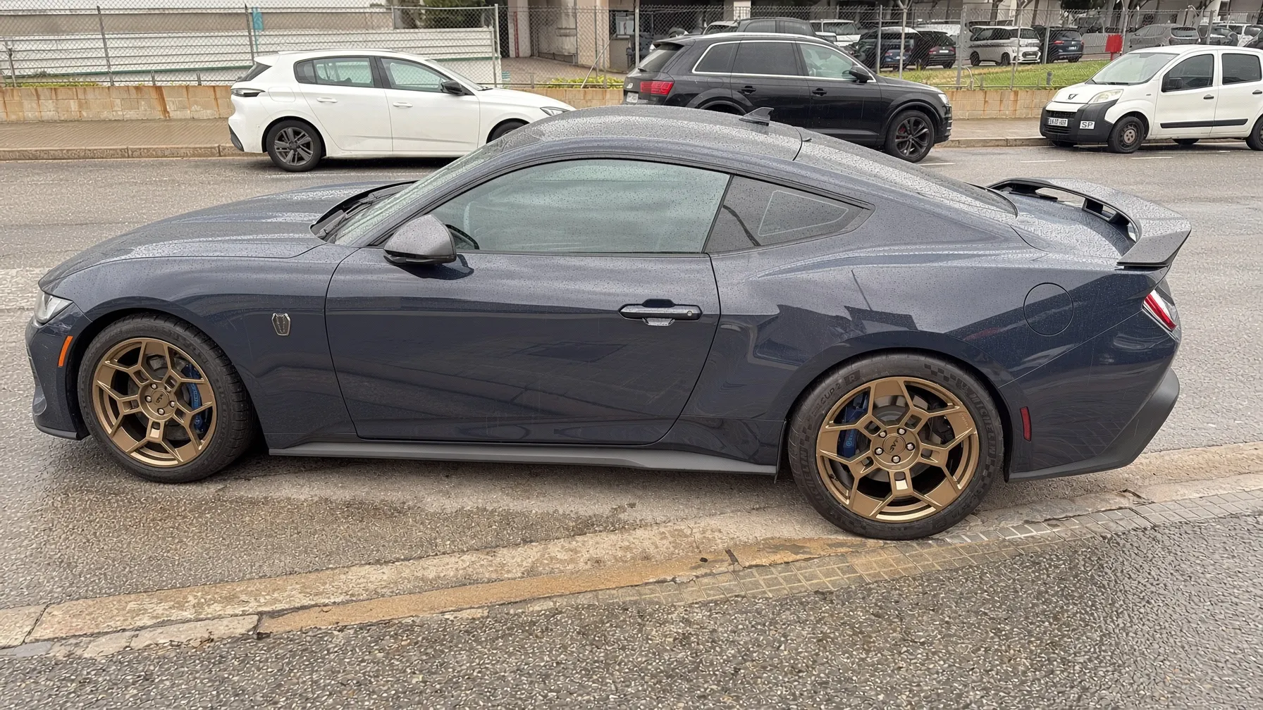 Lateral del Ford Mustang S650 Dark Horse con llantas bronce de 20 pulgadas
