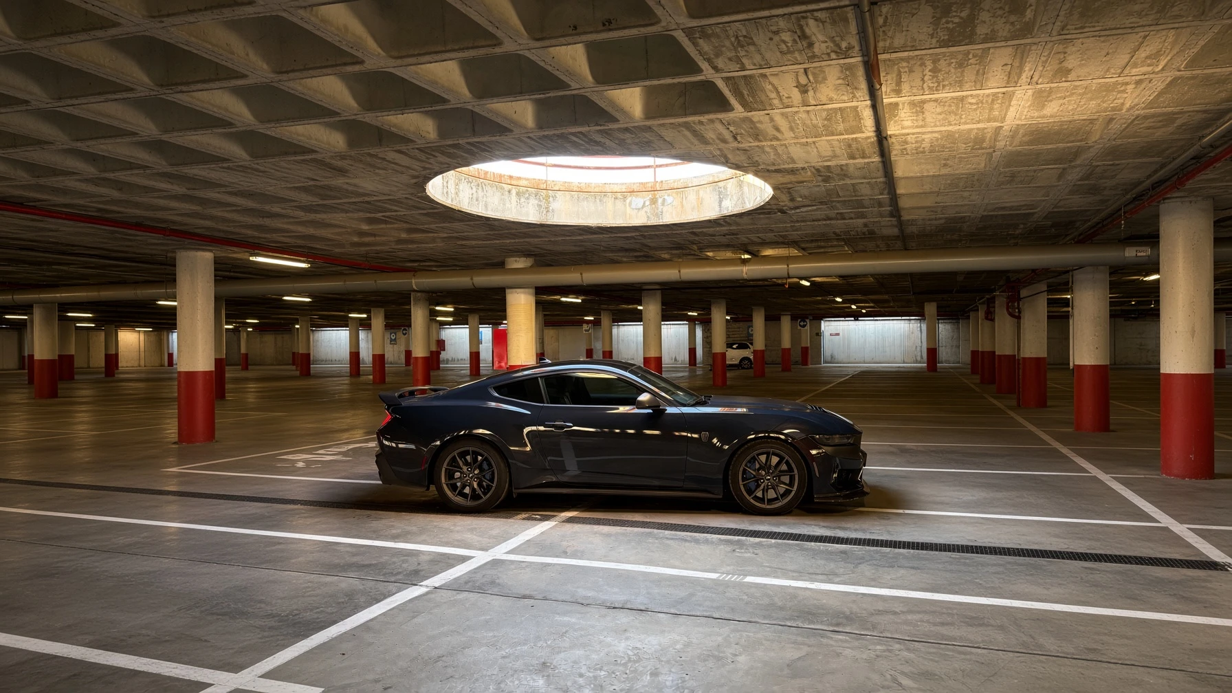 Ford Mustang S650 Dark Horse azul oscuro aparcado en un garaje, de perfil