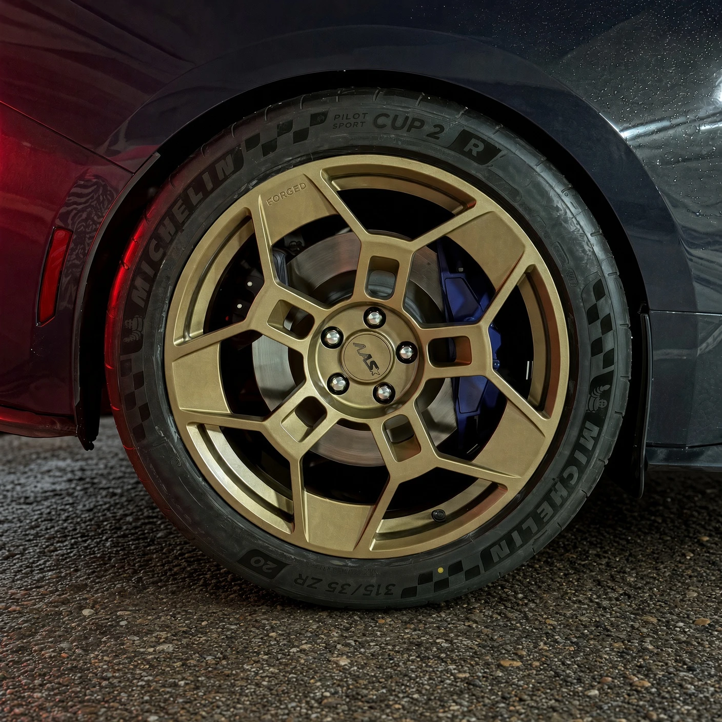 Llanta bronce de 20 pulgadas del Mustang S650 Dark Horse con neumático Michelin Pilot Sport Cup 2