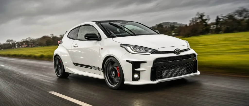 Toyota GR Yaris blanco circulando por carretera