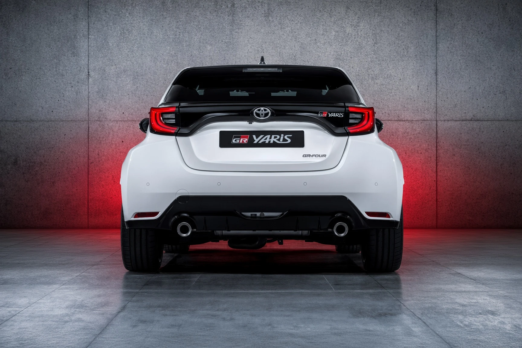 Vista trasera del Toyota GR Yaris blanco con doble escape