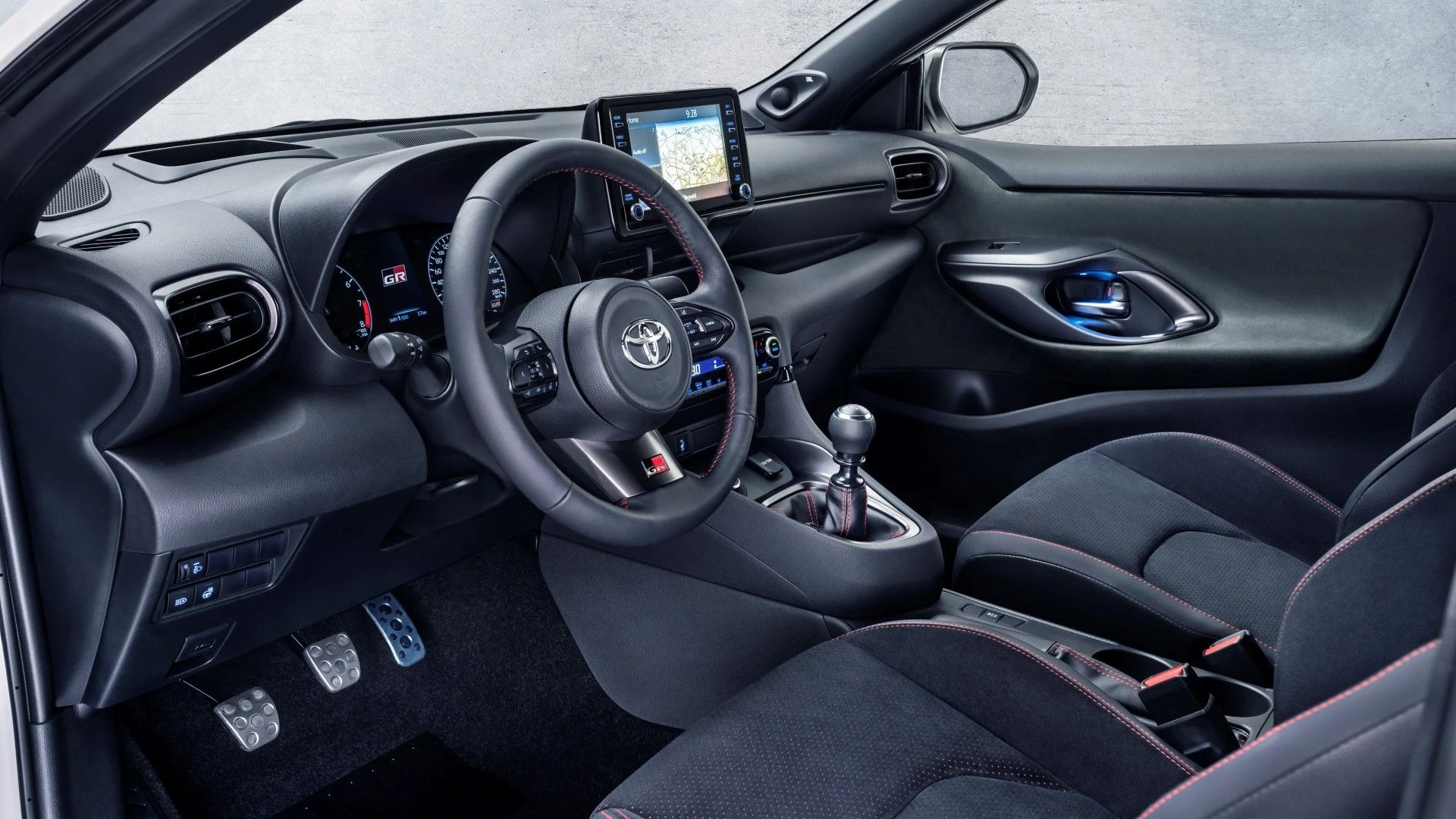Interior del Toyota GR Yaris con cambio manual