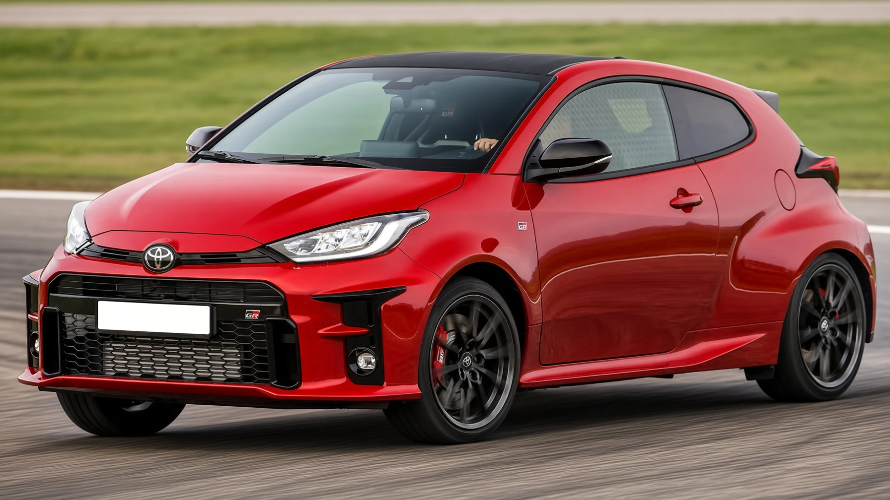 Toyota GR Yaris rojo, vista frontal en circuito