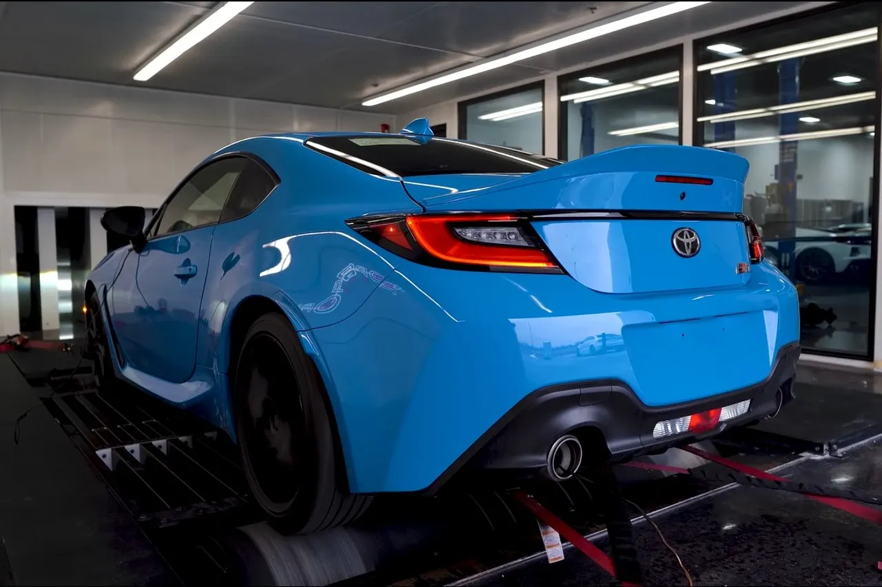 Toyota GR86 azul en un banco de potencia, vista trasera