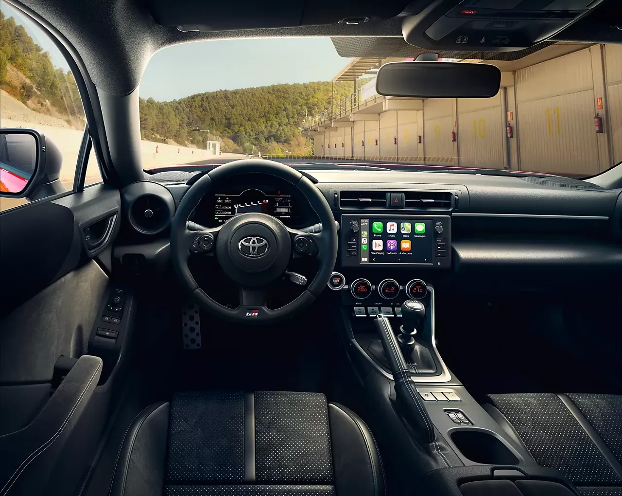 Interior del Toyota GR86 con cambio manual